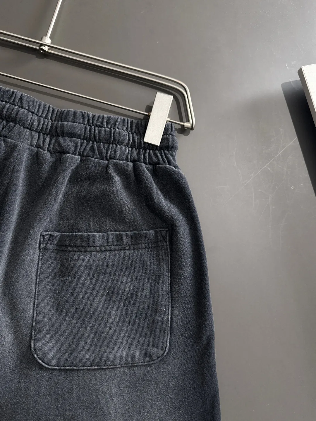 🅿️330 Next day shipping High-end goods Stone Island 2025 spring and summer new elastic band casual heavy-duty color-washed shorts, batik tripe sweat-absorbent and breathable, counter-customized fabrics with high breathability and comfort, impeccable details, brand element design concept, reflecting high quality. It feels delicate and soft! It presents a casual cut and the upper body shape is great! Size: S-XL